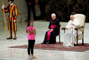 Niña interrumpe audiencia papal y le roba protagonismo a Francisco (Fotos)