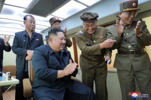 Kim Jong-Un supervisó pruebas con “lanzamisiles múltiple súper grande”