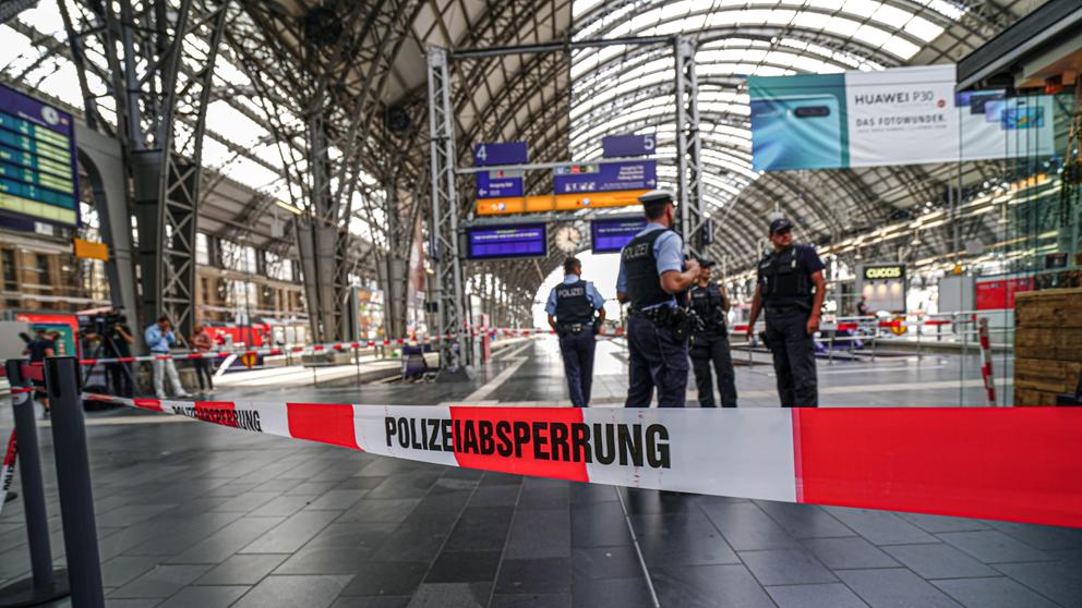 Policía cerró estación de trenes en Franfurt tras el robo de un banco cercano al terminal