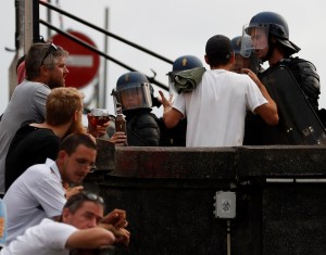 Manifestantes contra la cumbre del G7 se enfrentan a la policía en Bayona
