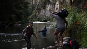 Migrantes venezolanos evaden la frontera hacia Ecuador a través de pasos irregulares