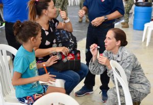 Buque Hospital de EEUU comenzó a atender a pacientes venezolanos en Colombia (Foto)