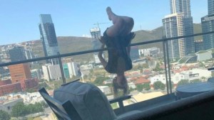 Joven cayó 25 metros mientras realizaba yoga-extremo en un balcón