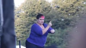 Video viral: Experta en lenguaje de señas “se robó el show” rapeando con las manos