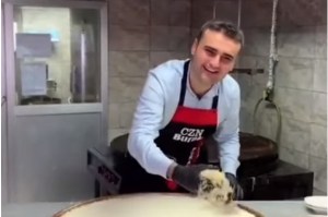 Magia en la cocina: Chef turco prepara platos sin dejar de sonreír (Video)
