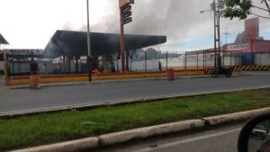 Una moto causó un incendio en la estación de servicio La Cantv en Barinas (Foto)