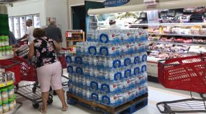 En Florida los consumidores hacen largas colas ante la llegada del huracán Dorian (VIDEO)