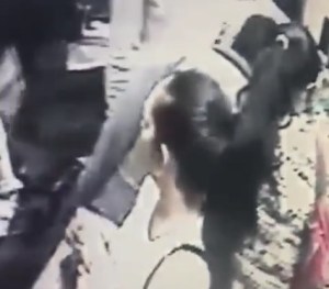 ¡Reconócelas! Pillaron a este par de mujeres robando en tienda de Los Teques (Video)