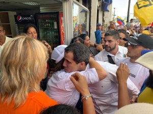 EN VIDEO: Guaidó es arropado por el pueblo en caminata por el Boulevard Constitución en Carabobo #24Ago