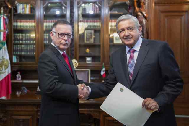 López Obrador recibió credenciales de parte de Arias Cárdenas. Imagen cortesía.