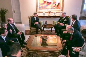 Abdo Benítez recibe al jefe del Comando Sur de EEUU para abordar terrorismo
