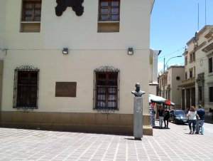 Recuperan paredes de la Gobernación del estado Mérida pintadas por chavistas (FOTOS)