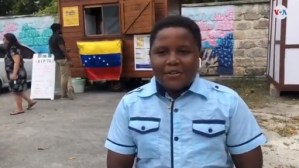 Un pequeñín venezolano de 10 años es gerente de la arepera de su mamá en Barbados (VIDEO)