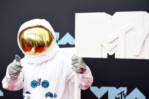 En imágenes: Los vestuarios más DEMENTES de los Premios MTV