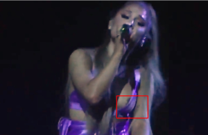 ¡Pezón a la vista! Captan pequeño detalle de Ariana Grande en pleno concierto (VIDEO)