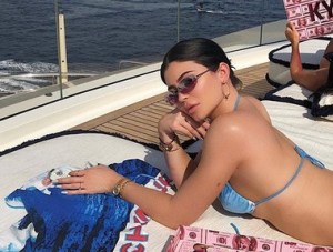 Kylie Jenner se lanza al mar con un mini bikini y su MALETA XXXL (Fotos + Video)