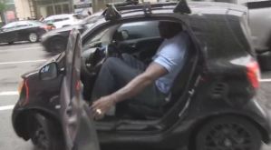 VIRAL: Shaquille O’Neal hizo “milagros” para entrar en este auto pequeñito (VIDEO)