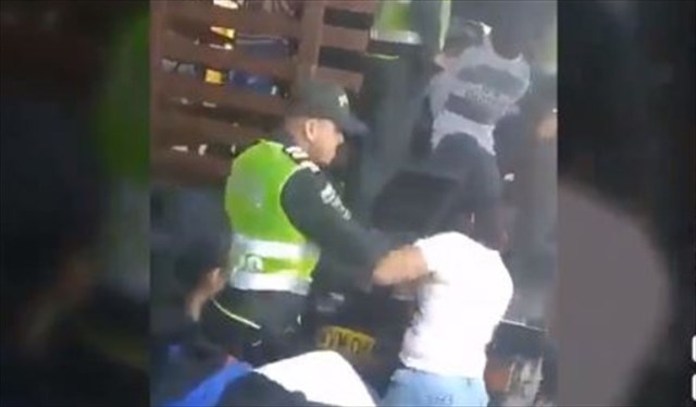 Policía colombiano golpeó en la cara a migrante venezolana en Cúcuta (VIDEO)