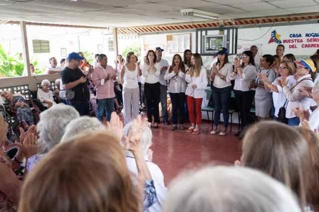 Fabiana Rosales visitó a los adultos mayores del Ancianato de los Chorros "Nuestra Señora del Carmen". 