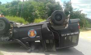 Un muerto y dos lesionados fue el saldo de un siniestro y volcamiento de unas camionetas del Sebin (fotos)