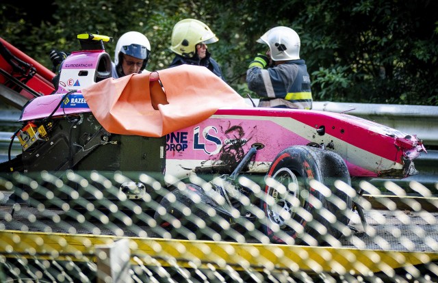 El accidente automovilístico de Anthoine Hubert de BWT Arden se elimina durante la carrera de Fórmula 2 en el circuito de Spa-Francorchamps en Stavelot, Bélgica, el 31 de agosto de 2019. El piloto francés Anthoine Hubert murió después de un choque de alta velocidad en la segunda vuelta del Carrera de Fórmula 2 en el Gran Premio de Bélgica. (Bélgica) EFE / EPA / REMKO DE WAAL