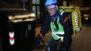Por qué un valiente abuelo venezolano recorre Buenos Aires en bicicleta a sus 65 años