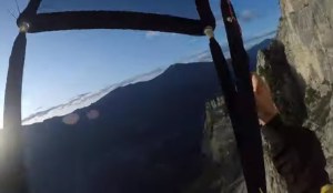 EN VIDEO: Un paracaidista graba el momento en que se estrella contra una montaña
