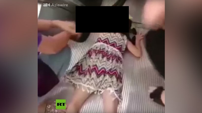 Terribles imágenes: Escalera mecánica se traga el brazo de una niña al no soltar el pasamanos (VIDEO)