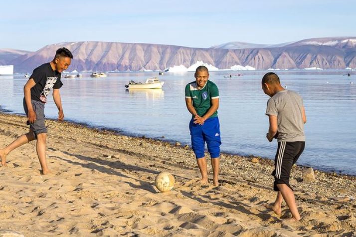 Jóvenes juegan en las inéditas playas del Polo Norte tras la intensa ola de calor (Fotos y Video)