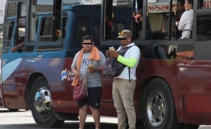 “Cambio peso y dólar”: En Zulia te cambian las divisas hasta en los autobuses