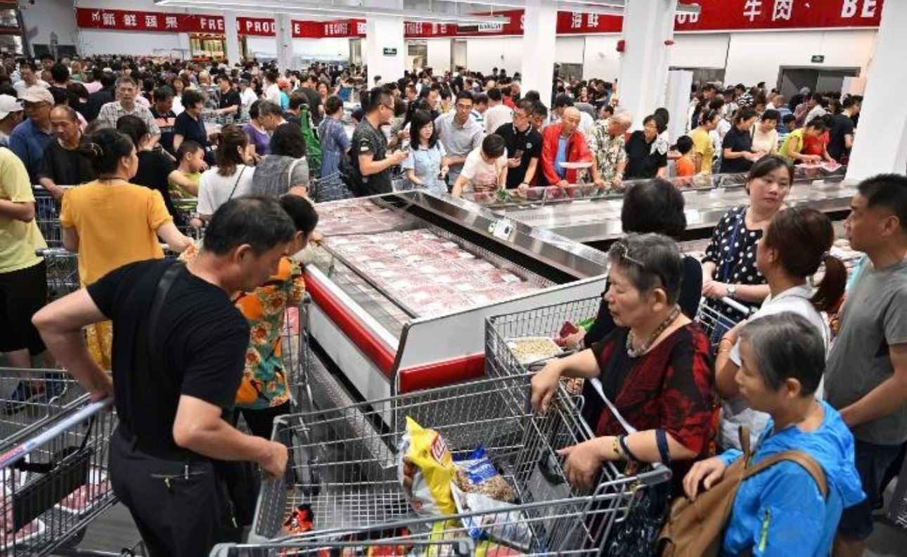 Consumidores chinos enloquecieron cuando abrieron una tienda mayorista de EEUU (VIDEOS)