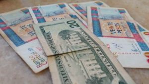El Peso Cubano Convertible pierde valor ante el dólar en el mercado informal cubano