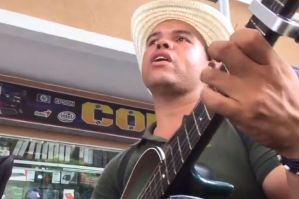 No solo Alexander, las calles de Cúcuta están repletas de cantantes venezolanos (Video)