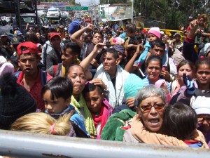 “¡Queremos pasar!” Venezolanos bloquean el paso en frontera entre Ecuador y Colombia (FOTOS)