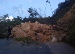 Un derrumbe impide el tránsito en la Troncal 5 que conecta a los estados Barinas y Táchira #19Ago (Fotos)