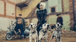 Como para echarle los perros…  Publican la primera imagen de Emma Stone como Cruella de Vil
