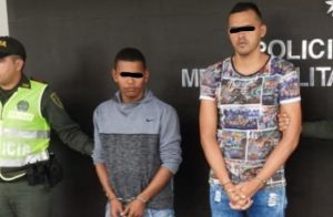 Detienen a dos “robacarros” venezolanos en Cúcuta; uno de ellos tiene circular de la Interpol