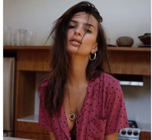 Emily Ratajkowski nos mostró una provocativa pose mientras se comía el fruto prohibido (FOTO + UFF)