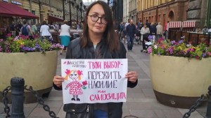 Activistas rusos LGBTI temen más violencia tras el sangriento asesinato de una vocera