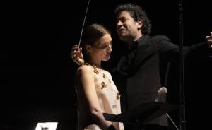 Gustavo Dudamel y su esposa, María Valverde, brillan en su debut en el Festival Castell de Peralada