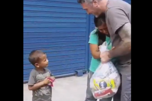 La REACCIÓN de esta madre y su hijo cuando les regalaron una bolsa de alimentos (VIDEO)