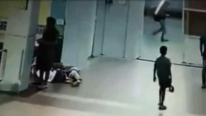 ¡DANTESCO! Violan y decapitan a una niña de tres años en una estación de tren mientras dormía con su madre