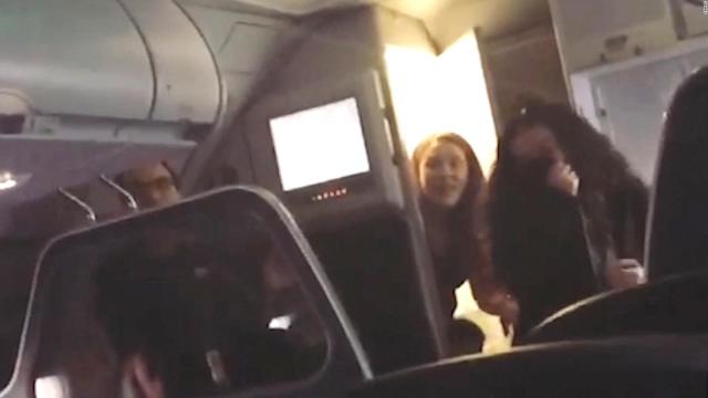 Un desorientado “Batman” causó pánico entre los pasajeros de un avión (Video)