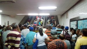 Usuarios de la estación del Metro de Pérez Bonalde no pegan una ni los fines de semana (Foto)