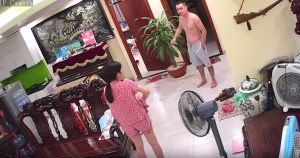 Profesor de artes marciales le pega a su esposa por “cambiar el televisor a la sala” (Video)