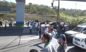 Pacientes renales trancan la avenida intercomunal Guarenas-Guatire (Video) #29Ago