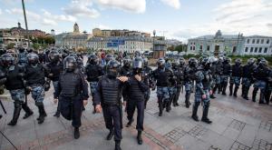 El Kremlin justifica represión de manifestaciones en Moscú