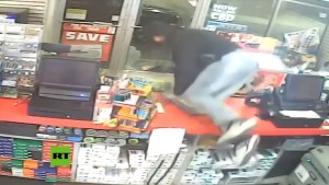 EN VIDEO: Un ladrón rompe una puerta para entrar en una tienda que estaba abierta