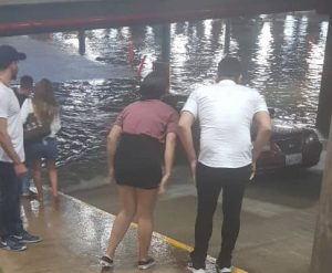 Estacionamiento del Sambil de Valencia completamente inundado por fuertes lluvias (Fotos y videos)