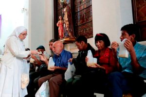¡Se requieren más donativos! Al menos 600 personas reciben comida en la iglesia Santa Capilla